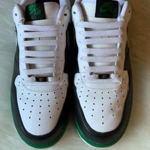 Men Nike Air Force 1. SZ: 10.5. Black/White/Green